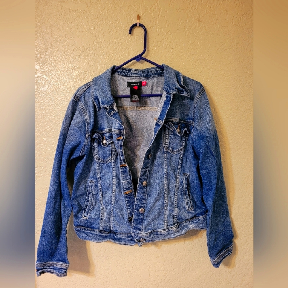 Torrid Denim Trucker Jacket- Vintage Tencel Medium Wash Jean Jacket size 0